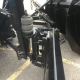 Attache de charrue sur un tracteur bleu.