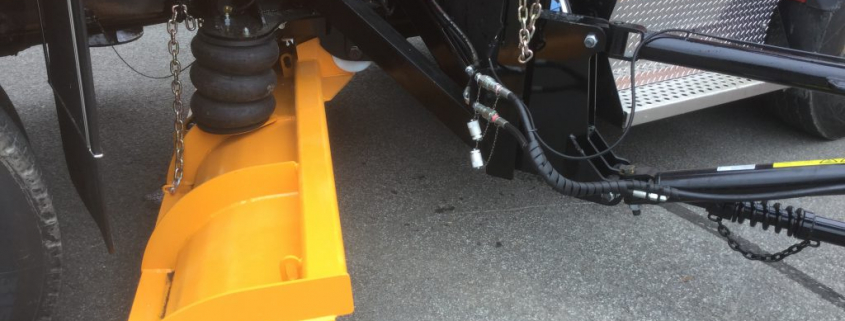 Attache de chasse-neige sur un camion