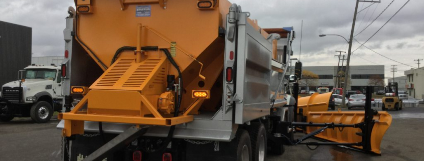Camion de déneigement stationné sur route