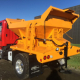 Camion rouge avec benne orange industrielle