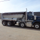 Camion benne bleu en stationnement
