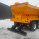 Camion d'épandage de sel sur route neigeuse